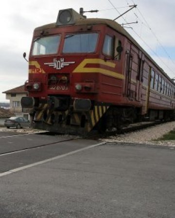 Влак блъсна и уби жена