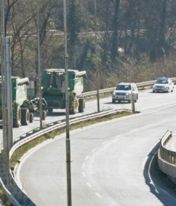 Блокиран е пътят София-Варна, в Търново правят рали