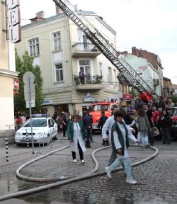 В кома е мъжът, който пострада от пожара в столицата