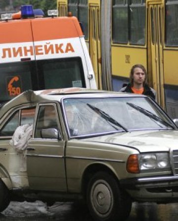 &quot;Мерцедес&quot; повали пешеходец при Военния клуб