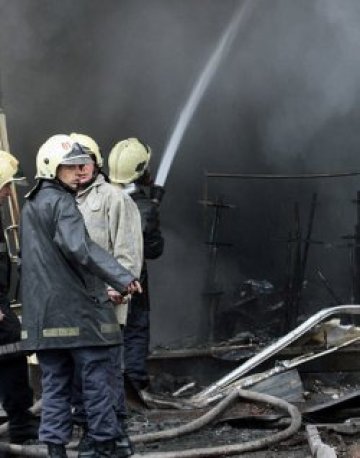 Търговски център на &quot;Златни пясъци&quot; изгоря до основи