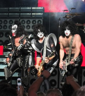 KISS изхвърлиха броколите, ще миришат цветя в София