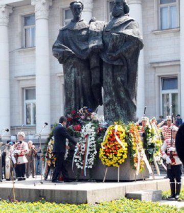 Честваме 24 май, Азис предупреждава младите. Ужас, ужас