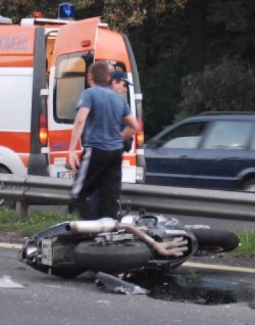 Моторист се заби в автобус, спътницата му загина