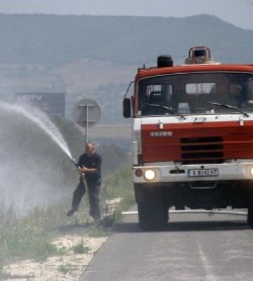 Гори житна нива край Чепинци