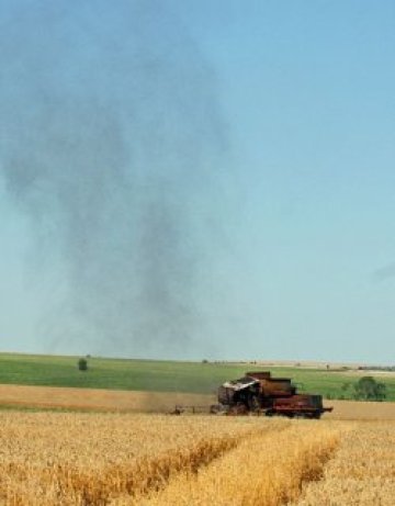 Двама задигнаха комбайн