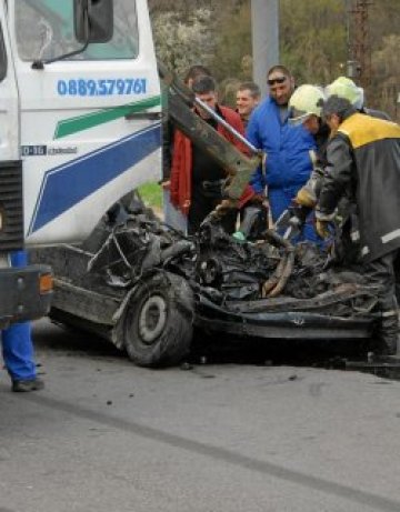 Двама загинали на пътя през денонощието