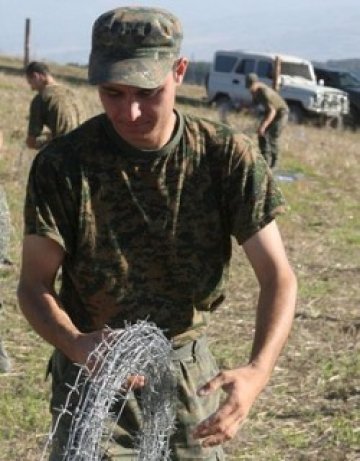 Руски войници демонтират контролен пункт в буферна зона до Южна Осетия