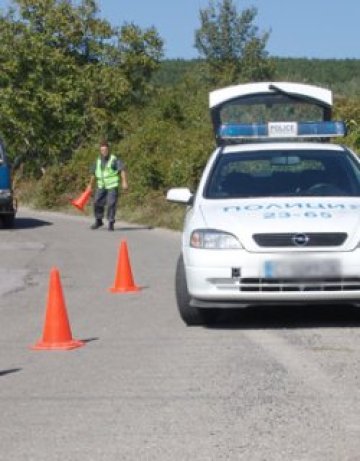 ВMW нацели дърво, вкара четирима в болница