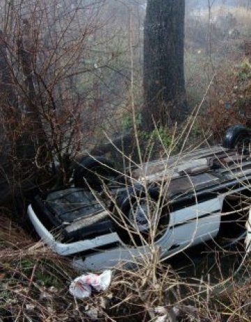 Пълно с военни BMW се обърна по покрив, двама убити