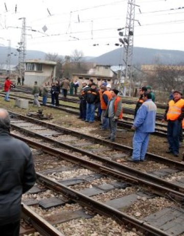 ТИР падна от надлез върху жп линия край Локорско