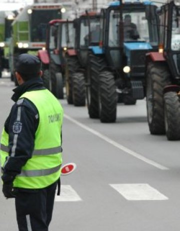 Трактори напират да превземат София