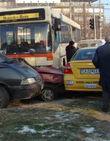 Автобус на градския транспорт помля осем коли в Пловдив