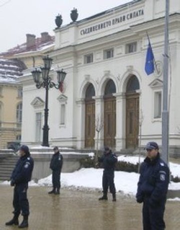 Жълтите павета - пусти, КПП на входа на Университета