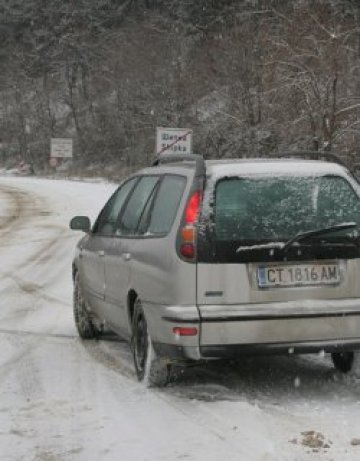 Снегът блокира магистралите, лавина падна на Петрохан