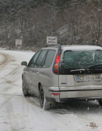 Сняг вали на прохода Шипка