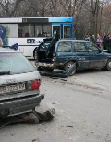 Автобус помете две леки коли в Пловдив, 4-ма са ранени