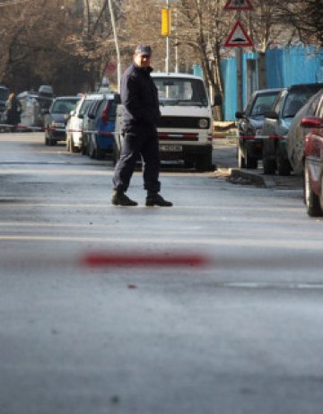 Куршуми свистят в автокъща. Двама застреляни