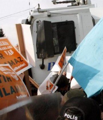 Сблъсъци между полиция и протестиращи в Истанбул