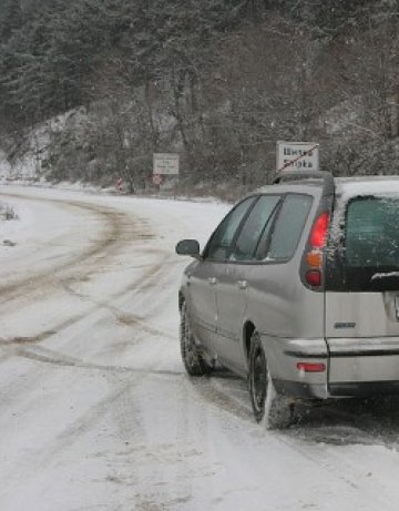 Хлъзгаво и мокро по пътищата на страната