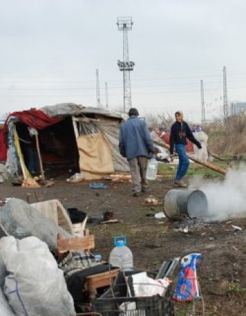 Премахват незаконно сметище в ромско гето в Бургас