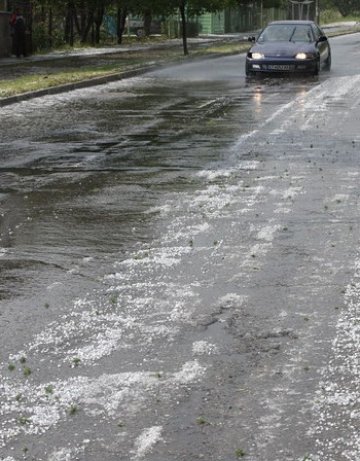 Заради проливния дъжд отводняват райони на Добрич