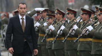 Боеприпасите се съхраняват безхаберно, призна военният министър