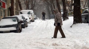 Снегът затрупа Източна България