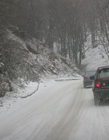 Пътищата са заснежени