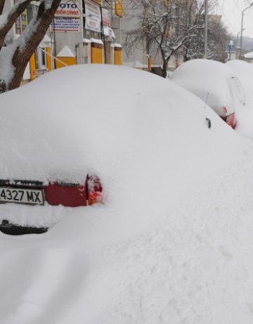 Снежни виелици бушуват в Източна България