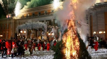 Разпердушиниха кукери. Носели пера от черешарка