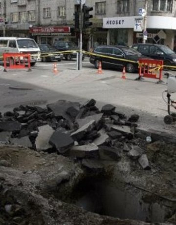 Спират топлата вода на места в София