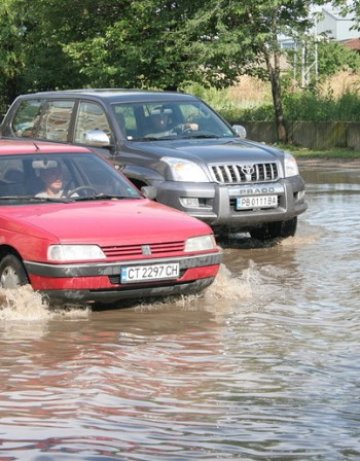 Водата бавно се оттегля след пороите