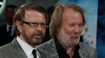 Крайнодесен лидер се възпя с песен на ABBA