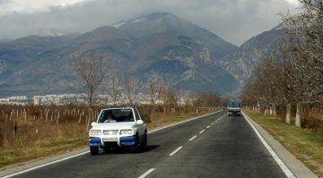 На места пътищата са мокри и заснежени