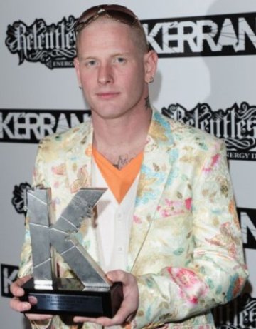 Corey Taylor сменя маската с тога