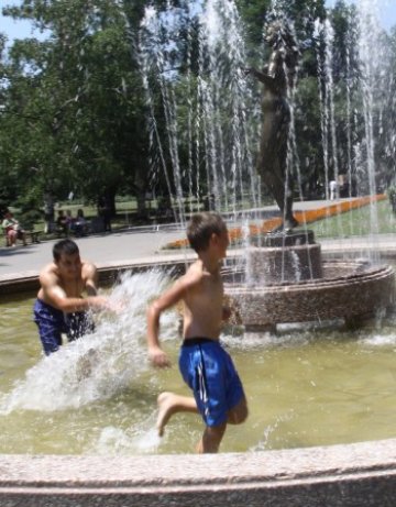 Термометрите удрят утре 40°, привечер – градушки