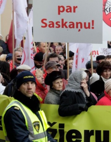 Рускоезични протестират пред латвийския парламент