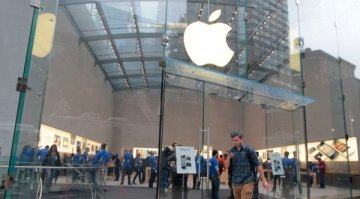 Легендарен певец нарече Apple вампири