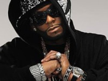 R Kelly влиза в съда, за да отговаря за секса с малолетни