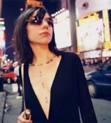 Стотици порно снимки в новото видео на PJ Harvey. Гледай тук!