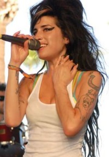 Amy Winehouse се разхожда гола по улиците