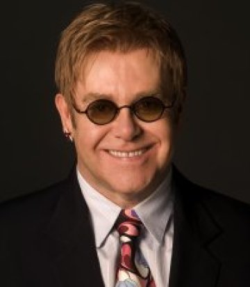 Elton John дари 120 мотоциклета на лекари в Африка