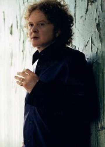 Сагата между Mick Hucknall и Warner приключи