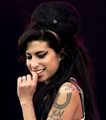 Amy Winehouse влезе в списъка на най-богатите, полицията я разпитва