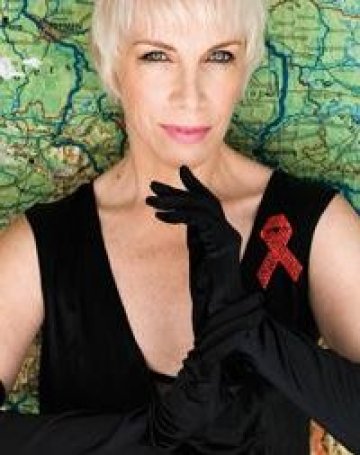 Annie Lennox в инвалидна количка. Пропуска важен фестивал