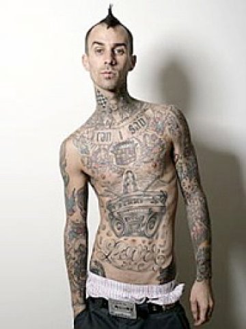 Travis Barker оцеля в самолетна катастрофа