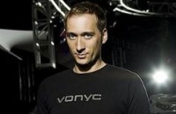 Момиче-птица посреща Paul Van Dyk в Зимния дворец