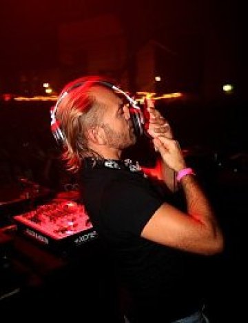 Sven Vath учи български за поредното шоу у нас