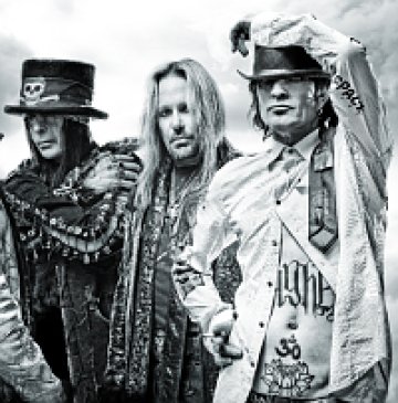 Motley Cr&#252;e акостират в Каварна